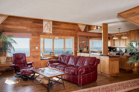 Columbia River Paradise. River, beach, ocean