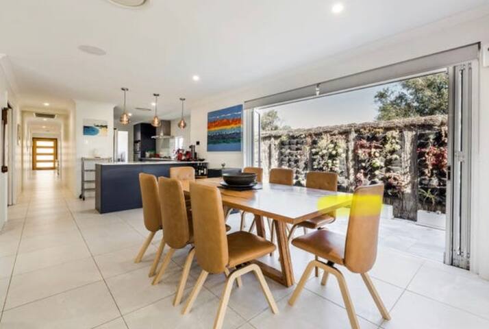 Somerset Retreat – Fairway views poolside! gallery image 2