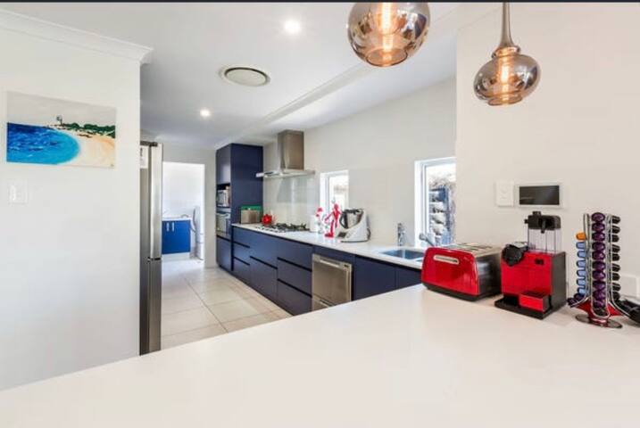 Somerset Retreat – Fairway views poolside! gallery image 4