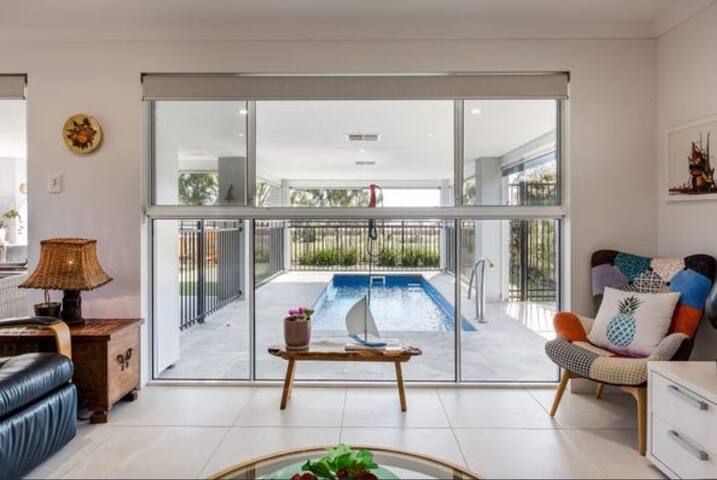 Somerset Retreat – Fairway views poolside! gallery image 3