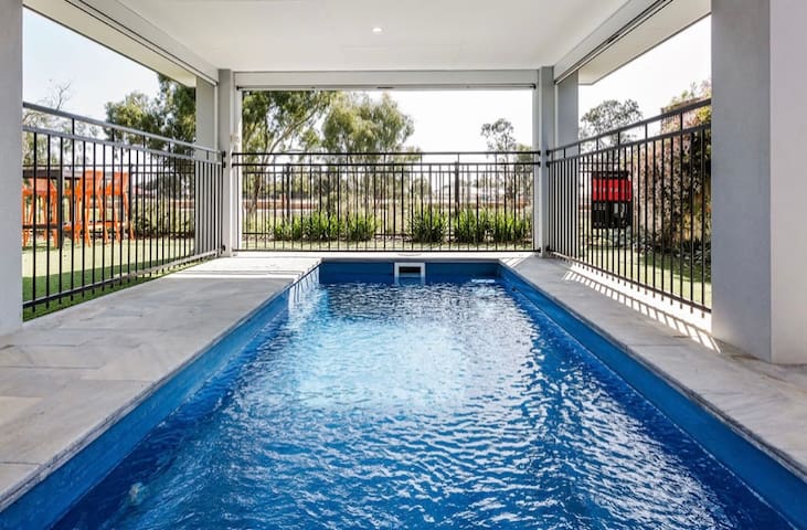 Somerset Retreat – Fairway views poolside!