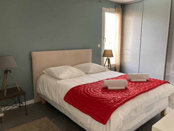 Habitación grande con ventana con vistas al jardín y a la piscina 