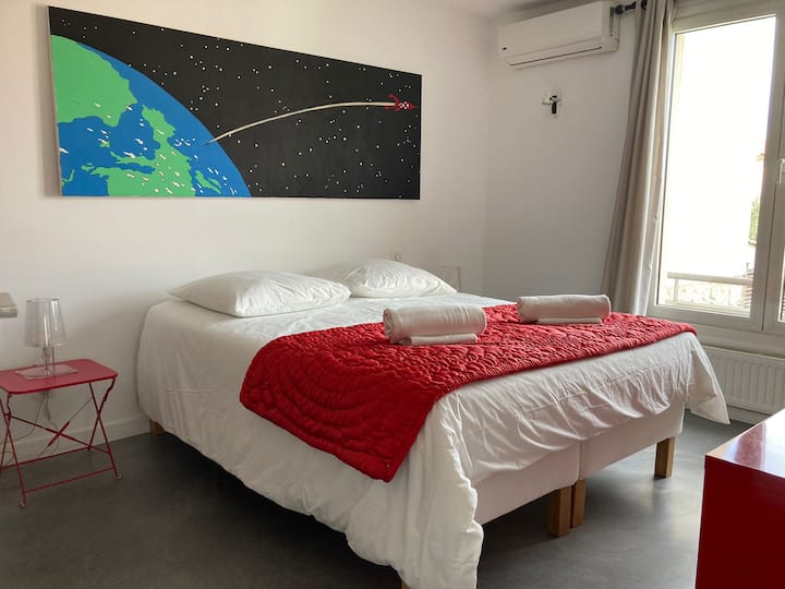 2 .ª habitación con vistas al jardín y a la piscina 