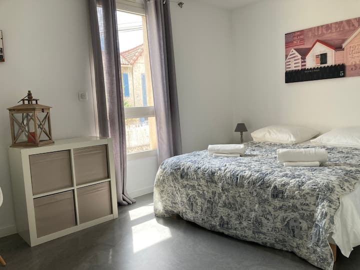 3er dormitorio con vistas a la pequeña calle del lado de la fachada 