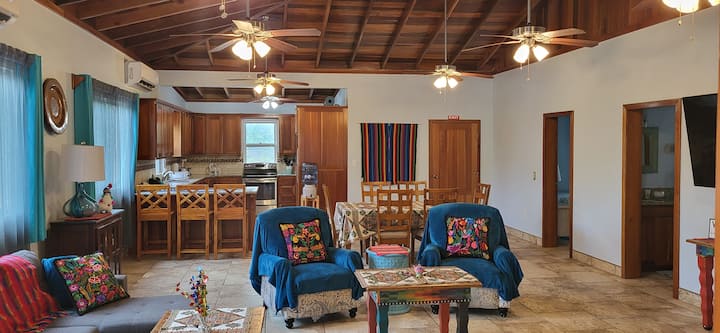 Prostran i živahan dnevni boravak na katu