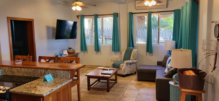 Dnevni boravak u prizemlju s TV-om od 52 inča