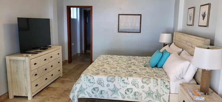 Glavna spavaća soba u prizemlju s bračnim krevetom, zatvorenim hodnikom i privatnom kupaonicom. Klima-uređaj i ventilator.