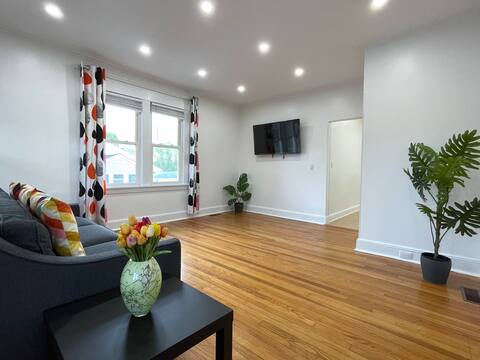 Fashionable 3Bd w.Backyard from Super Host