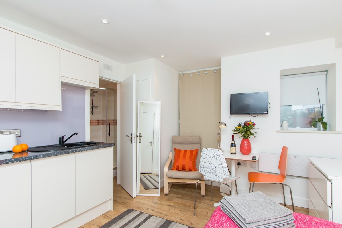 Successful Airbnb property: Budget Studio central Bristol in Stoke Park And Cheswick