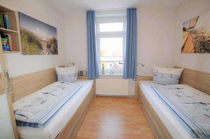 Katika chumba cha watoto kuna vitabu vingi vya watoto pamoja na CD zilizojumuishwa. Kicheza CD). Kitanda cha 3 bado kinaweza kutolewa. Eneo la StrandLust