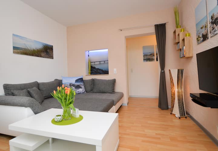 Familia nzima inaweza kushughulikiwa kwenye sofa kwa ajili ya televisheni ya starehe au jioni ya video. - Area StrandLust