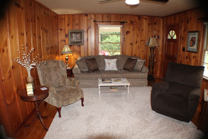 Screen Porch Cottage - Corinth, MS