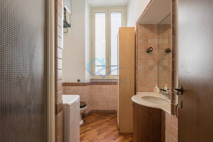 Warm nest in the old building of Piazza Navona gallery image 3