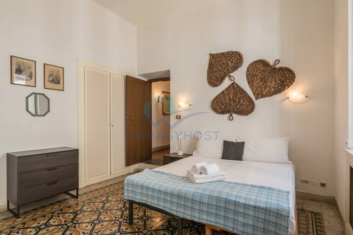 Warm nest in the old building of Piazza Navona gallery image 2