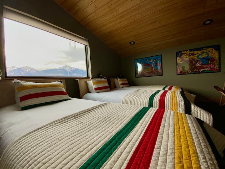 Loft para dormir en el oeste con vistas a Dexter Peak.