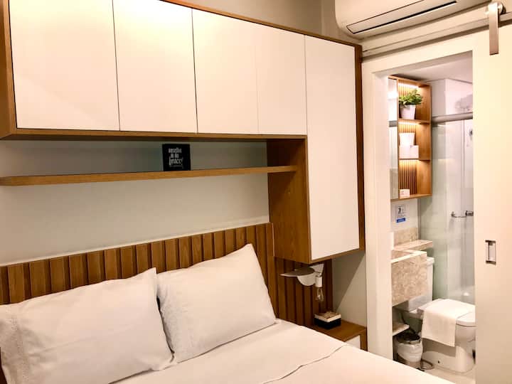 إطلالات على غرفة النوم والحمام ومكيف الهواء 