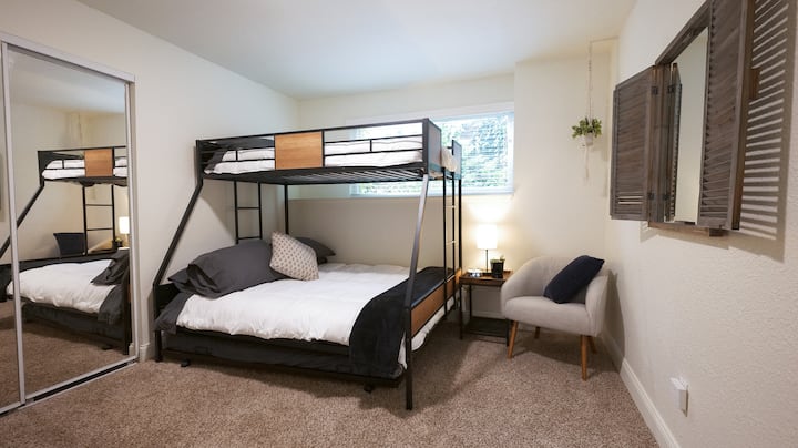 Просторен и функционален простор за спиење опремен со кревет на спрат кој има кревет на спрат на дното и брачен кревет на врвот. Исто така, има кревет со трндел кој уредно се вклопува под креветот за повеќе простор за спиење.