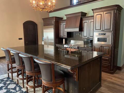 Luxurious Ranch House - Private/14 mi to Kyle