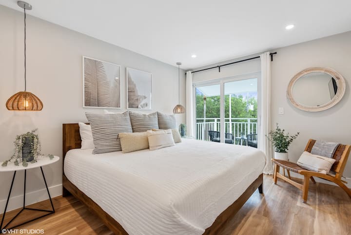 غرفة نوم ثانية بسرير كبير وشرفة وتلفزيون عالي الوضوح 55بوصة. خزانة مدمجة كبيرة.
