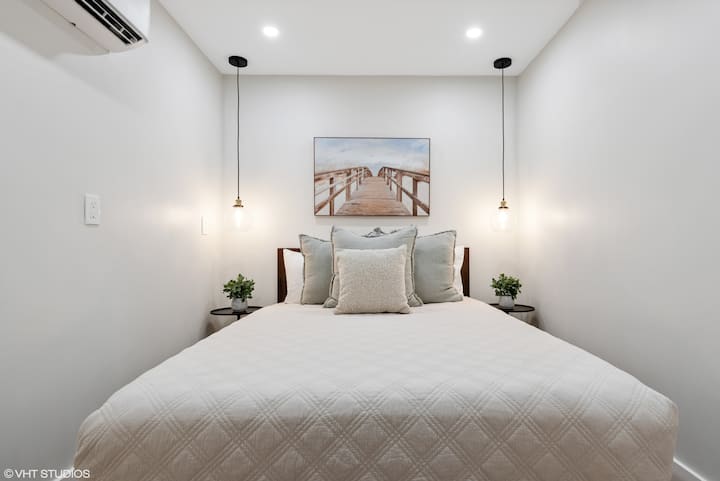 غرفة نوم صغيرة في الطابق الأول بسرير بحجم كبير.