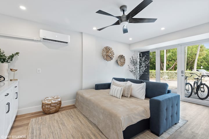 الطابق الأول ، غرفة معيشة ثانية مع أريكة بسرير بحجم كبير وتلفزيون ذكي 65بوصة.  