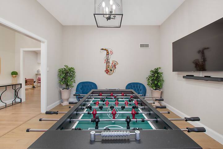 Spacious Luxe House Heated Pool Spa 4BR Sleeps 14+ gallery image 5