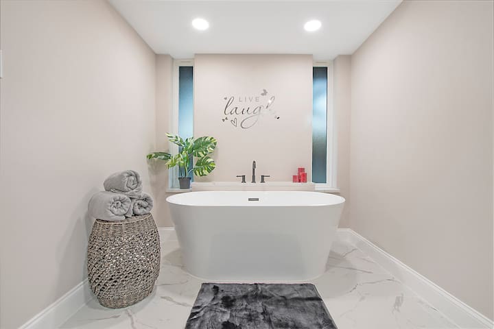 Spacious Luxe House Heated Pool Spa 4BR Sleeps 14+ gallery image 4