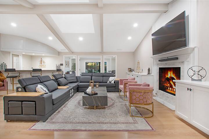 Spacious Luxe House Heated Pool Spa 4BR Sleeps 14+ gallery image 3