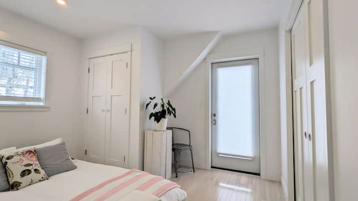 Divan i rehatshëm dopio "queen" me mbulesë me shkumë memorieje (lart dhoma e 2-të e gjumit)