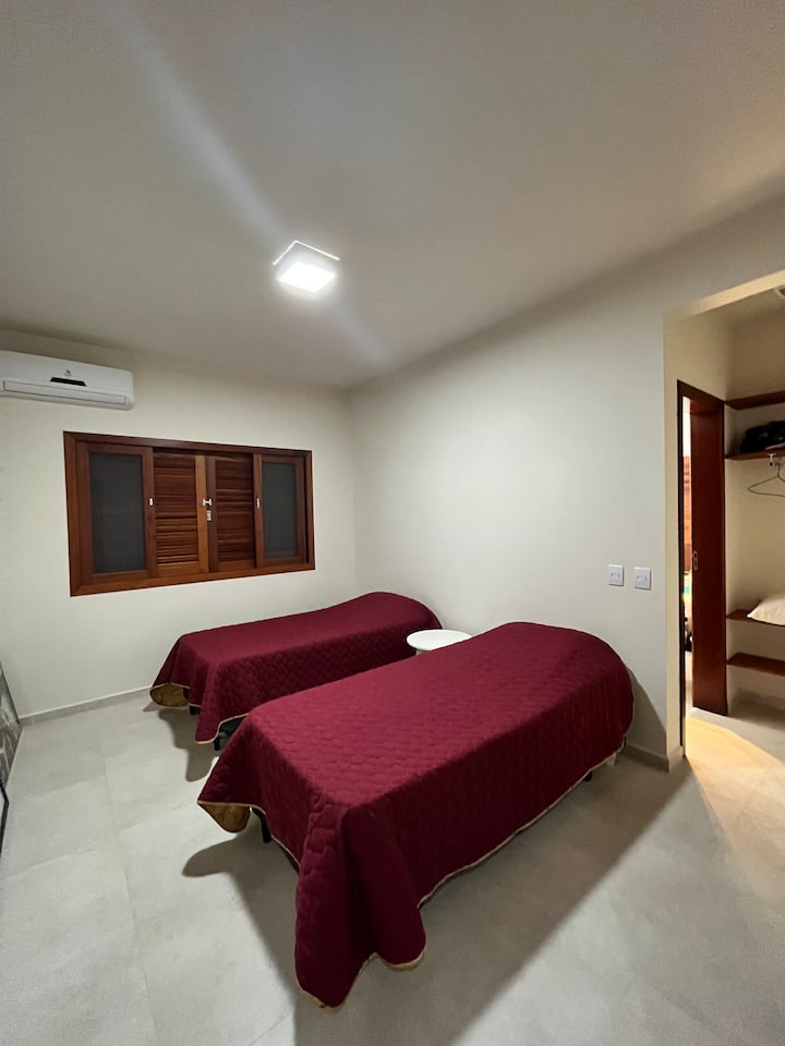 Suite 4 amplia con 2 camas individuales que en conjunto forman una cama matrimonial, y closet.
