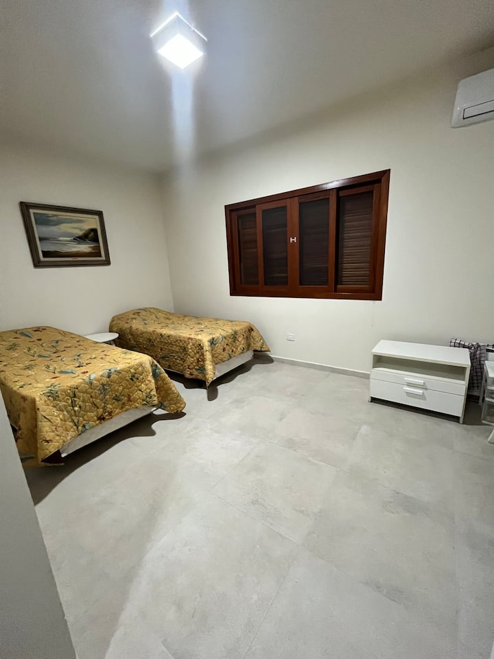 Amplia suite con 2 camas individuales que forman una cama doble, armario y un vestidor.