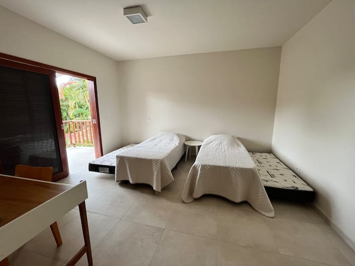 Suite 6: espaciosa con balcón, 2 camas individuales que forman una cama doble, un escritorio y un armario.