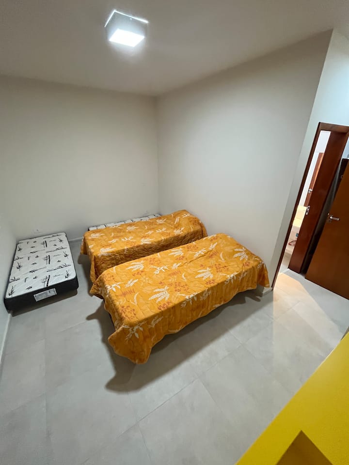 Suite 2 con 2 camas individuales que forman una cama doble, armario y un vestidor.