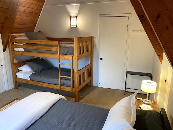 Spálňa na poschodí - jedna menšia manželská posteľ, dve poschodové postele