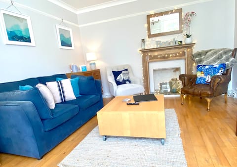 Top performing Airbnb: Spacious garden flat with parking. 2 mins to beach in Folkestone And Hythe