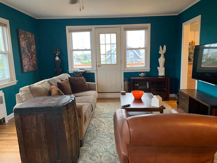 3 Bed Home | Near Beach, Train, & Shops - Point Lookout, NY