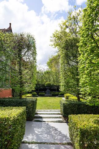 Luxury 4 bedroom home with pool gallery image 3