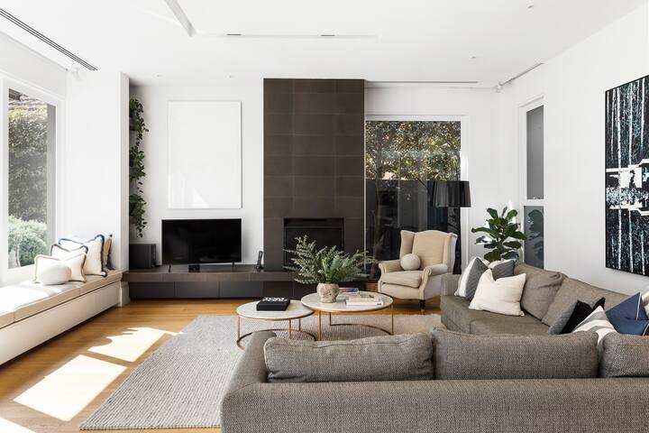 Luxury 4 bedroom home with pool gallery image 4