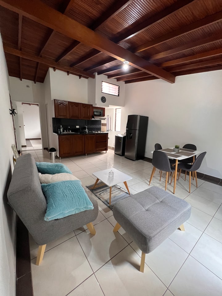 Amplio Estudio, 3 Min Del Metro Suramericana. - Medellín, Colombia