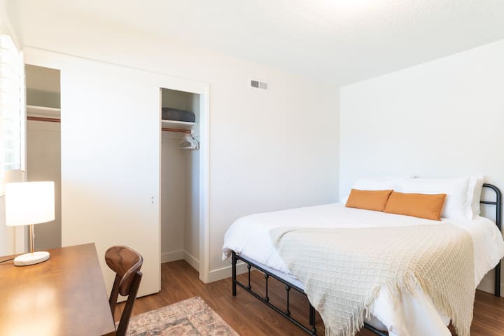 Another queen size bed! This room offers a new high quality and comfortable bed, mattress and linens. A desk with room for remote work for anyone trying to catch up on a few things and perfect for a digital nomad to set up their work space. 