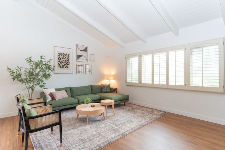 Family Friendly PB GEM! 3 BDRM Walk to Beach A/C