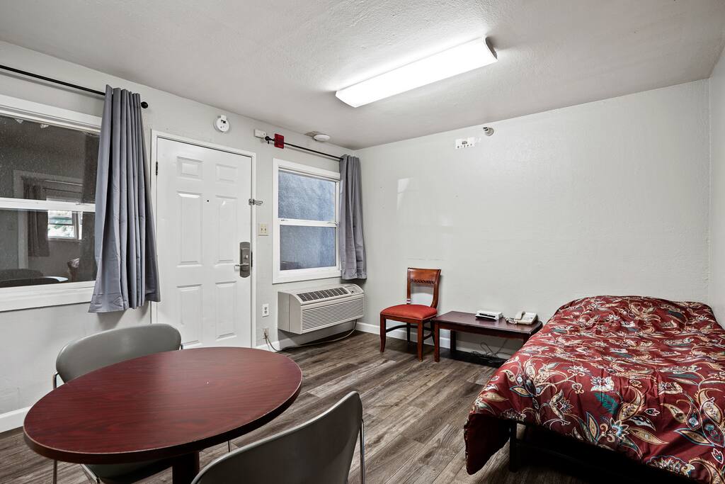 (Cozy studio, 2BED, 1BA, w/ kitchen)