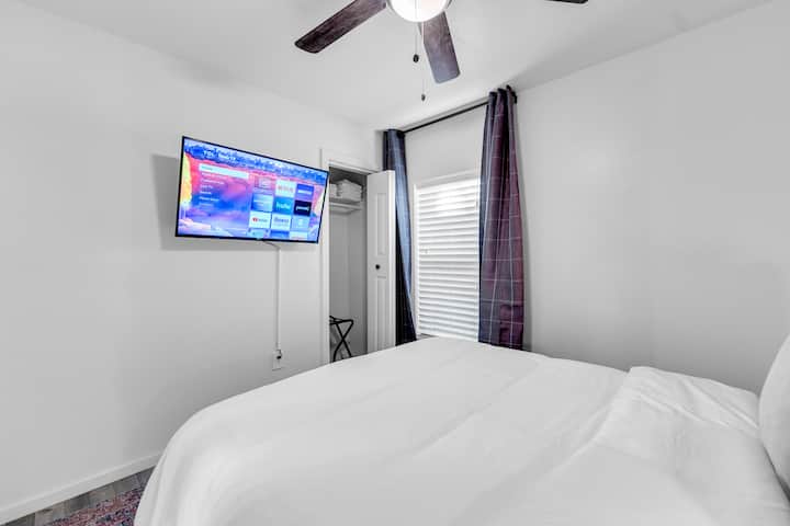 เตียงควีนไซส์ที่สะดวกสบาย  ม่านทึบแสงทำให้ห้องมืดลงจนนอนดึก  มีทีวี Roku ขนาด 43 "ตรงข้ามเตียงพร้อม Netflix, Disney +, Hulu, HBO Max และแอพอื่นๆอีกมากมาย  นอกจากนี้ยังมีเครื่องเสียงนอนหลับในโต๊ะหัวเตียง 