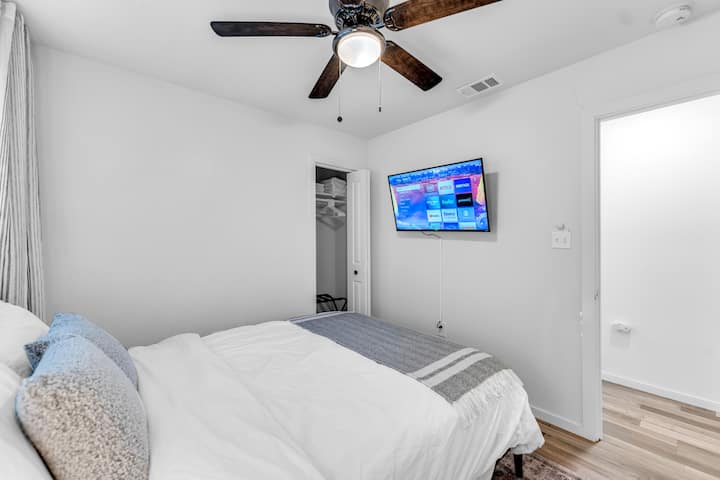 เตียงควีนไซส์ที่สะดวกสบาย  ม่านทึบแสงทำให้ห้องมืดลงจนนอนดึก  มีทีวี Roku ขนาด 43 "ตรงข้ามเตียงพร้อม Netflix, Disney +, Hulu, HBO Max และแอพอื่นๆอีกมากมาย  นอกจากนี้ยังมีเครื่องเสียงนอนหลับในโต๊ะหัวเตียง 