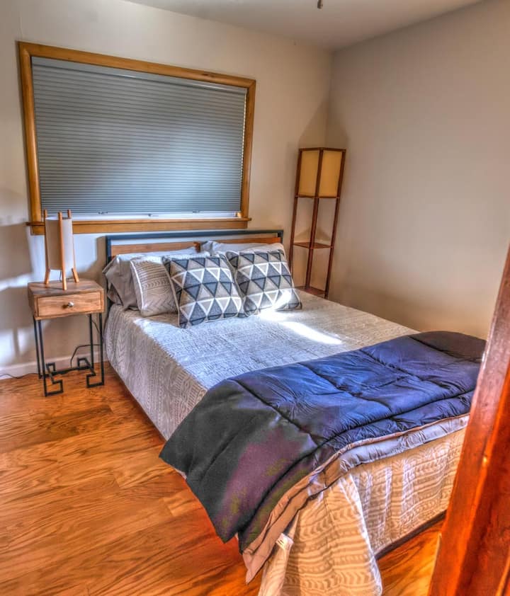 כל 3 חדרי השינה מרוהטים במיטות קווין סייז.