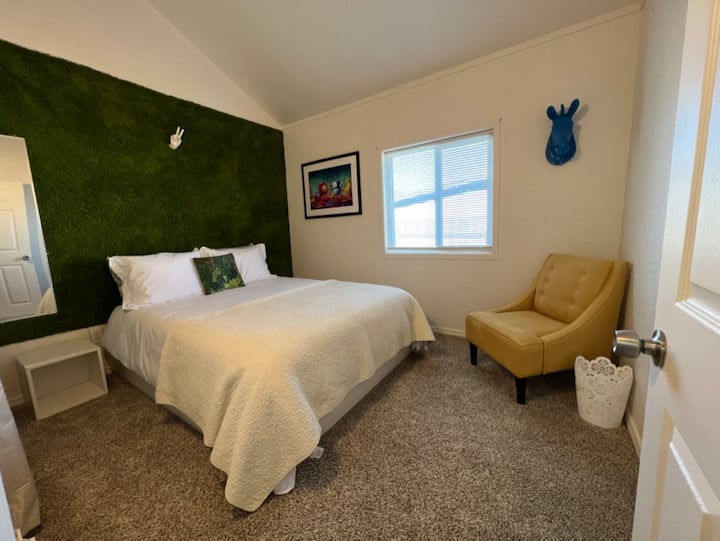 Zábavná, bizarná izba s manželskou posteľou a úložnými zásuvkami nižšie. 