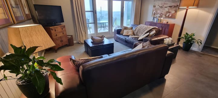 Wake Up To Stunning Views And Luxurious Comfort - 팔머스턴 노스