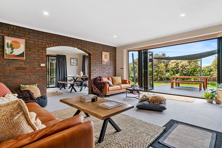 Spacious Beach Retreat 4BR, Deck, Fire Pit-Privacy