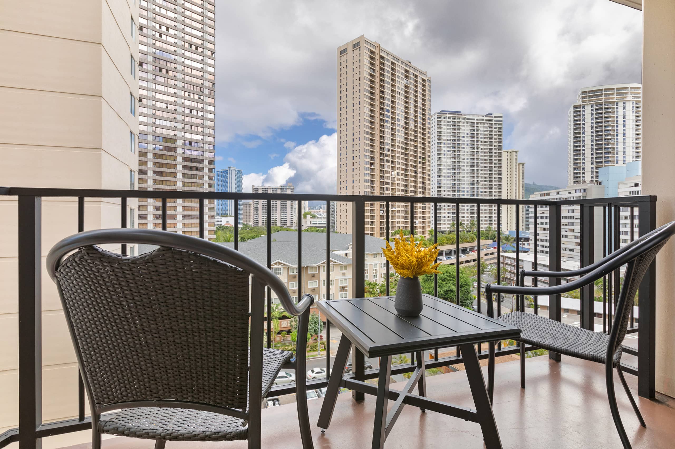 Condo in Honolulu · ★4.76 · 1 bedroom · 1 bed · 1 shared bath - Image 4