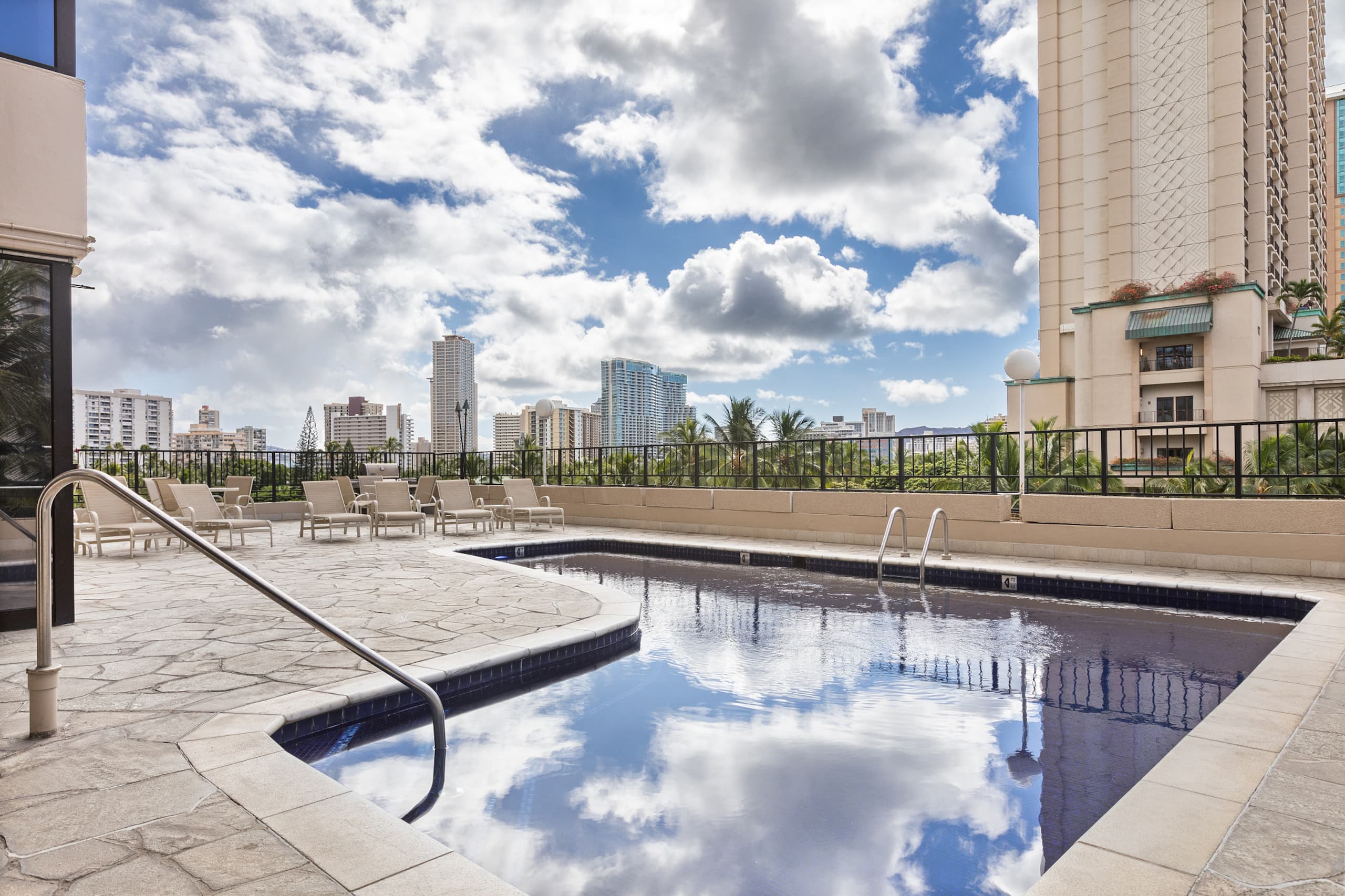 Condo in Honolulu · ★4.76 · 1 bedroom · 1 bed · 1 shared bath - Image 15